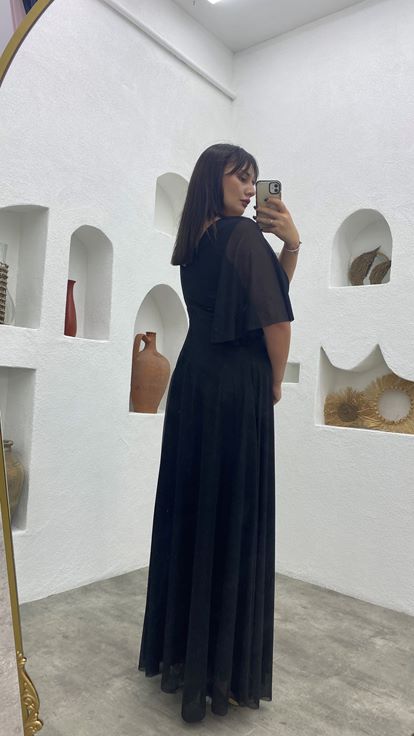 Schwarzes Abendkleid mit Ballonärmeln und silbrigem Tüll in Übergröße