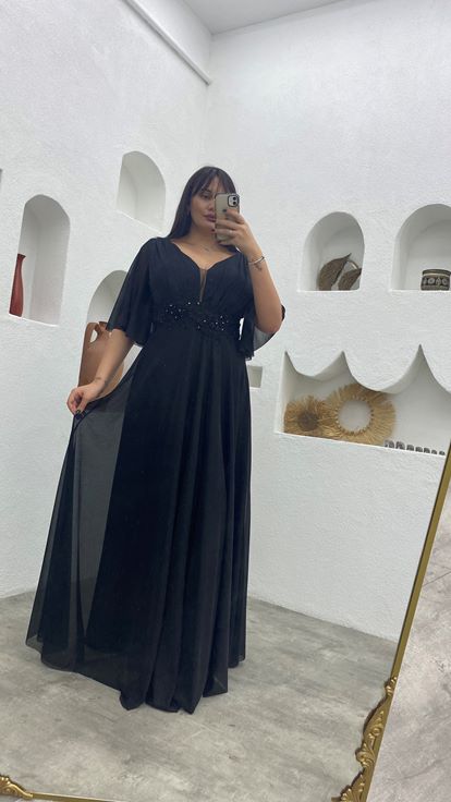 Schwarzes Abendkleid mit Ballonärmeln und silbrigem Tüll in Übergröße