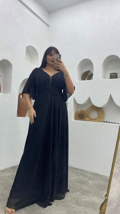 Schwarzes Abendkleid mit Ballonärmeln und silbrigem Tüll in Übergröße