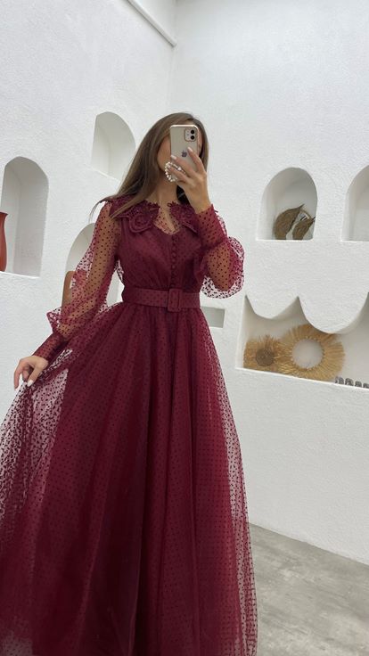 Vestido de noche de tul con cinturón burdeos