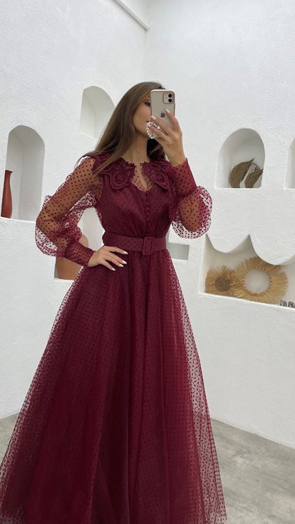 Vestido de noche de tul con cinturón burdeos
