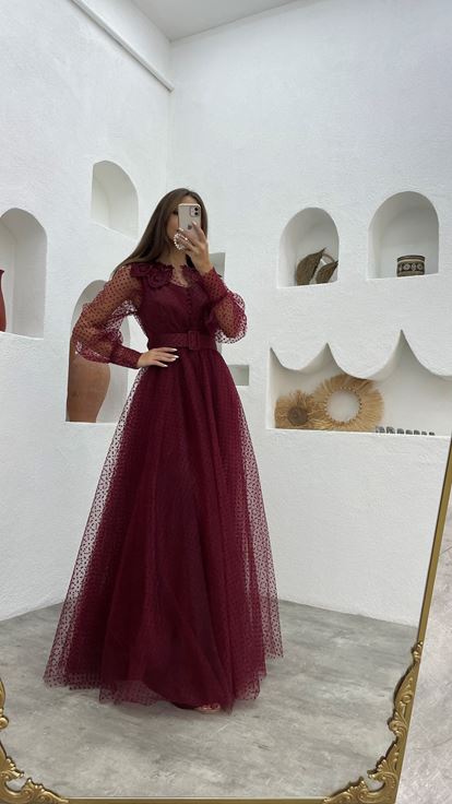 Vestido de noche de tul con cinturón burdeos