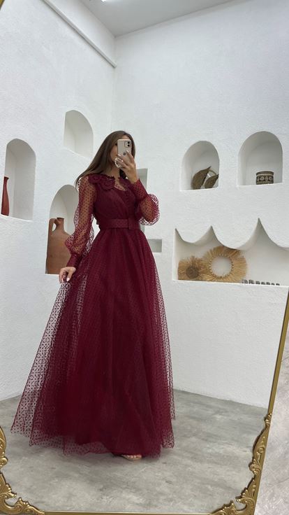 Vestido de noche de tul con cinturón burdeos
