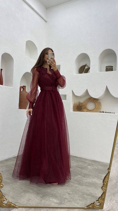 Vestido de noche de tul con cinturón burdeos