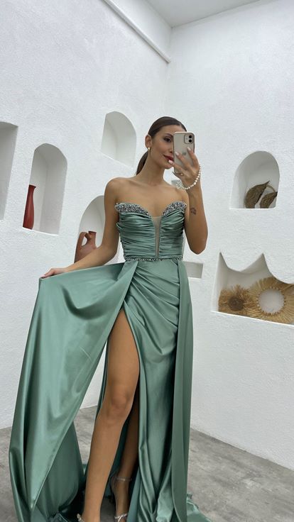 Mint Yeşili Göğsü Taşlı Straplez Saten Abiye Elbise