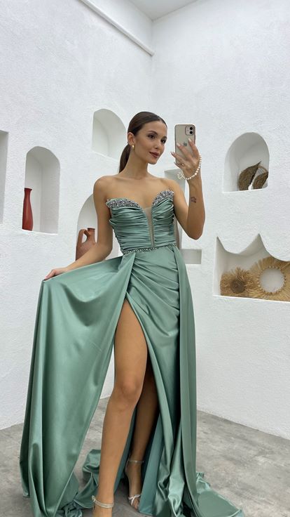 Mint Yeşili Göğsü Taşlı Straplez Saten Abiye Elbise