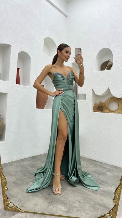 Mint Yeşili Göğsü Taşlı Straplez Saten Abiye Elbise