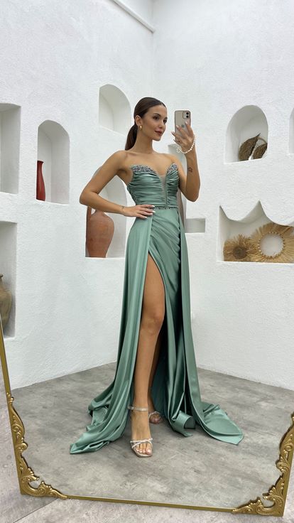 Mint Yeşili Göğsü Taşlı Straplez Saten Abiye Elbise