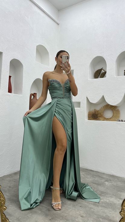 Mint Yeşili Göğsü Taşlı Straplez Saten Abiye Elbise