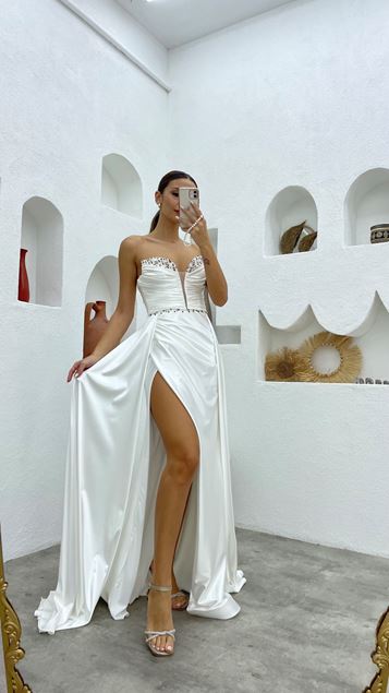 Weißes, trägerloses Satin-Abendkleid mit Stoned-Effekt auf der Brust