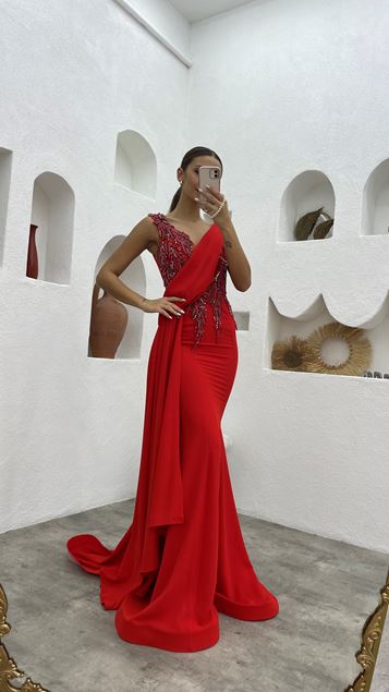 Rot besticktes Abendkleid