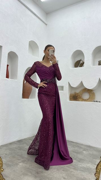 Vestido de noche drapeado con motivo bordado en ciruela