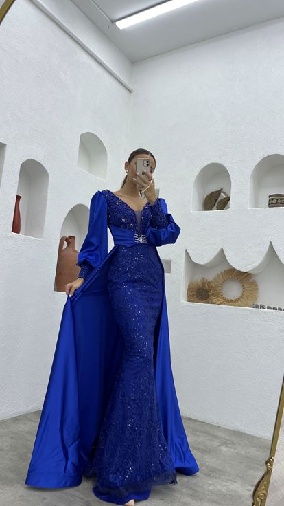 Saks besticktes, drapiertes Abendkleid mit Gürtel