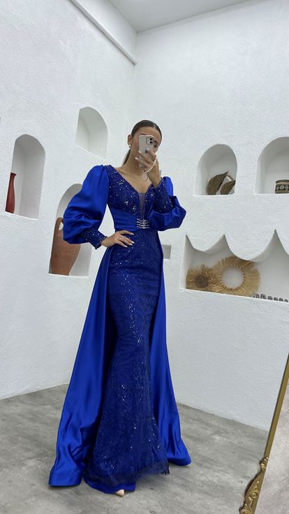 Saks besticktes, drapiertes Abendkleid mit Gürtel