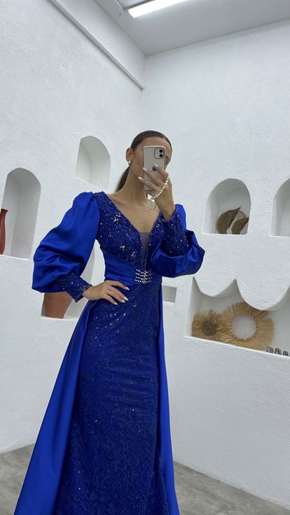 Saks besticktes, drapiertes Abendkleid mit Gürtel