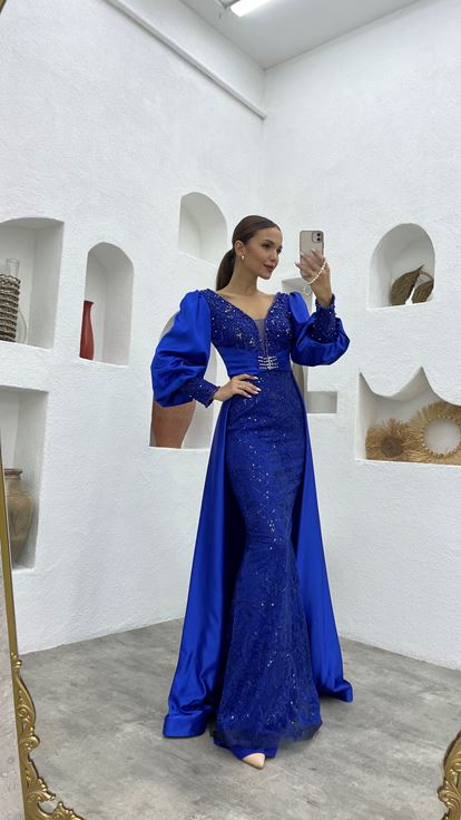 Saks besticktes, drapiertes Abendkleid mit Gürtel