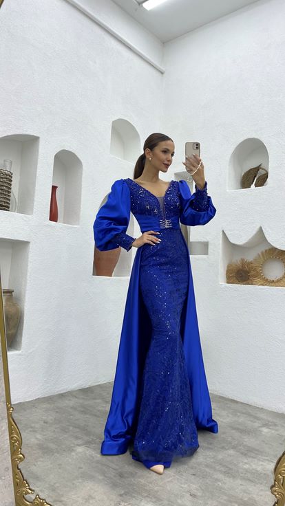 Saks besticktes, drapiertes Abendkleid mit Gürtel