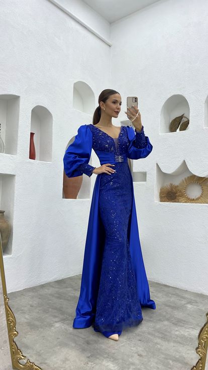 Saks besticktes, drapiertes Abendkleid mit Gürtel