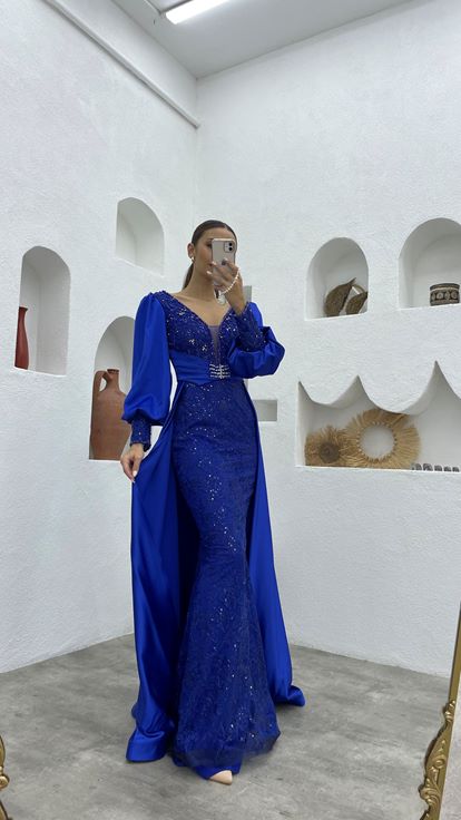 Saks besticktes, drapiertes Abendkleid mit Gürtel