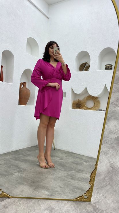 فستان سهرة من الساتان بمقاسات كبيرة، بلون الفوشيا، بياقة ملفوفة مكشكشة 