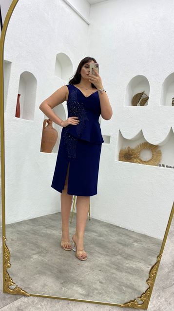 Marineblaues, besticktes Abendkleid mit Volants in Übergröße