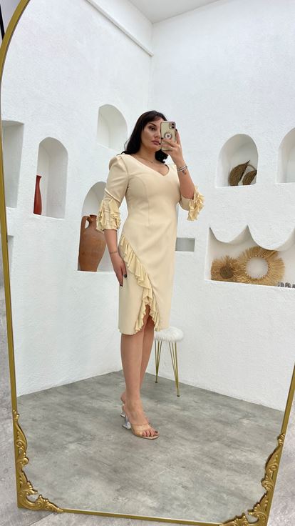 Krem Eteği Ve Kolları Volanlı Büyük Beden Abiye Elbise