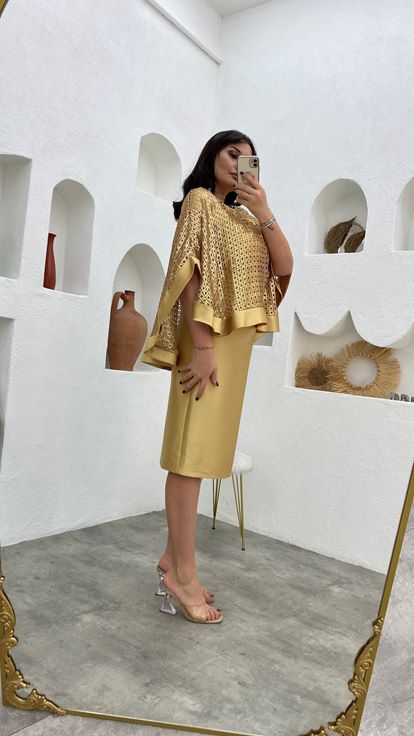 فستان سهرة بيج بنقوش وأكمام بالون من الساتان بمقاسات كبيرة