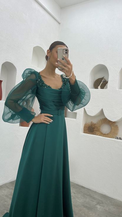 Vestido de noche de satén con manga globo drapeada bordada esmeralda