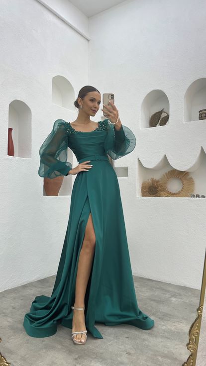 Vestido de noche de satén con manga globo drapeada bordada esmeralda