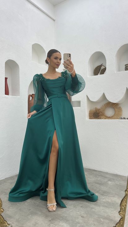 Vestido de noche de satén con manga globo drapeada bordada esmeralda