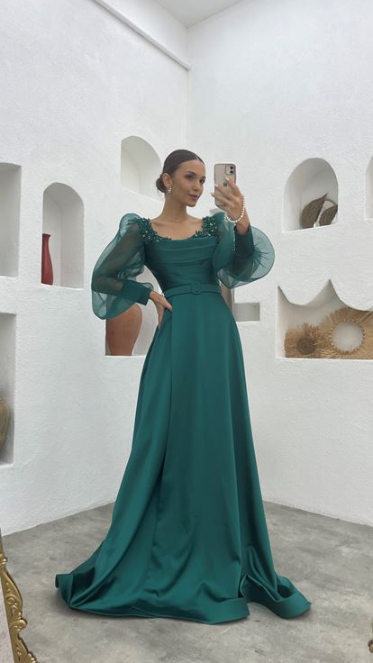 Vestido de noche de satén con manga globo drapeada bordada esmeralda