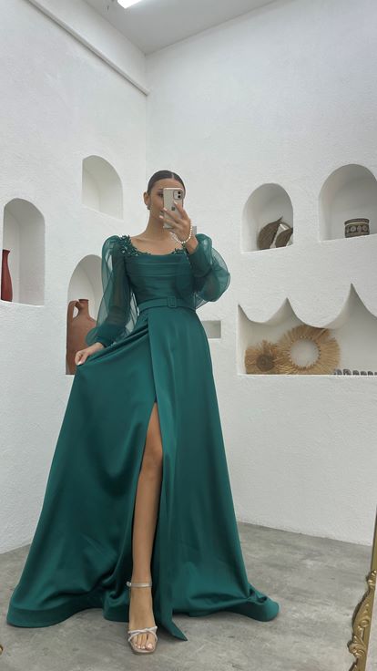 Vestido de noche de satén con manga globo drapeada bordada esmeralda