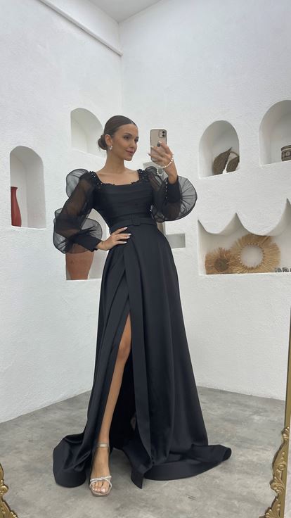 Vestido de noche de satén con manga globo drapeada bordada negra