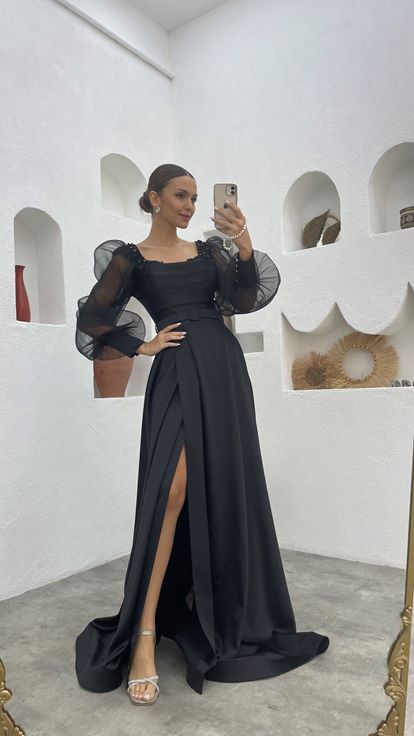 Vestido de noche de satén con manga globo drapeada bordada negra