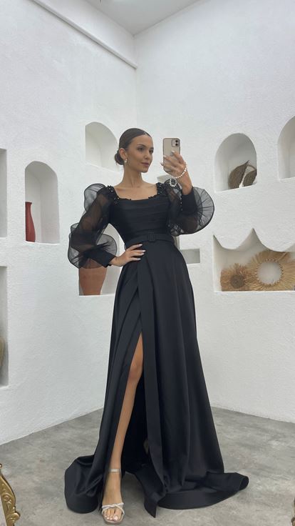 Vestido de noche de satén con manga globo drapeada bordada negra