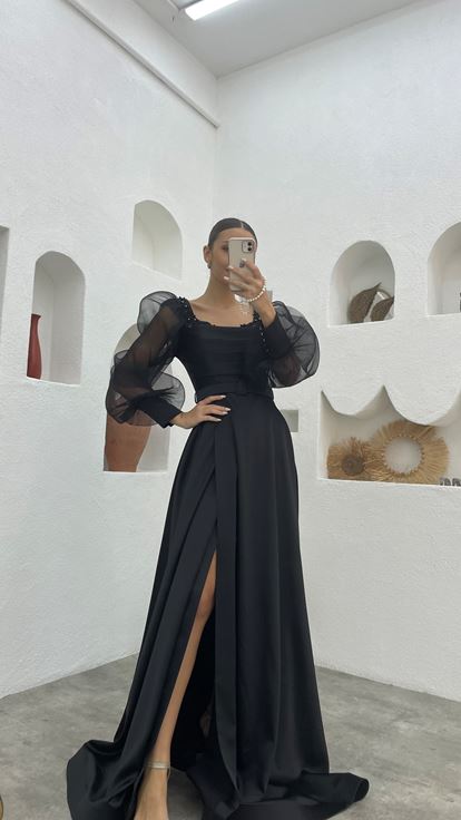 Vestido de noche de satén con manga globo drapeada bordada negra