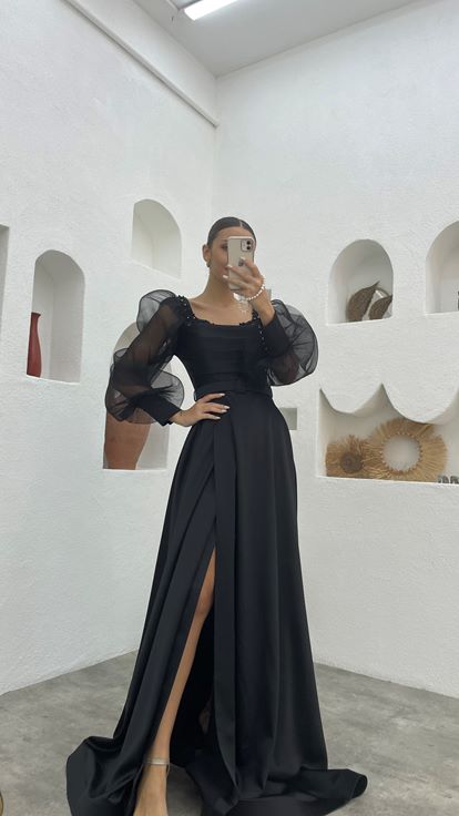 Vestido de noche de satén con manga globo drapeada bordada negra