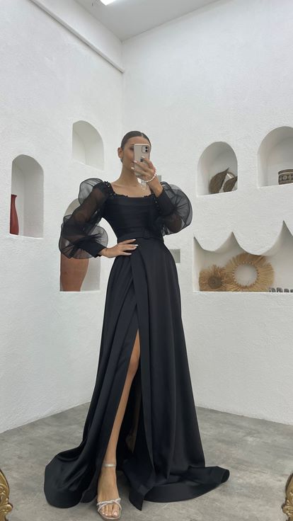Vestido de noche de satén con manga globo drapeada bordada negra