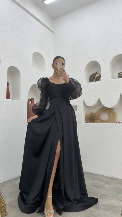 Vestido de noche de satén con manga globo drapeada bordada negra