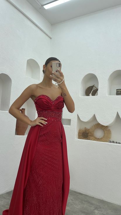 Kırmızı Göğsü Taşlı Straplez Pelerin Detay Saten Abiye Elbise