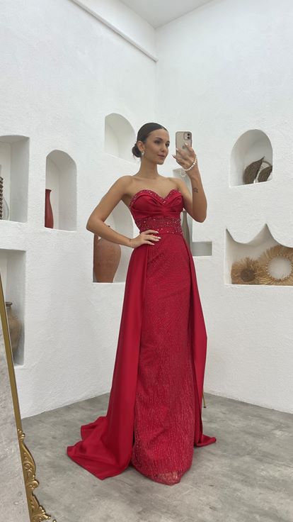 Kırmızı Göğsü Taşlı Straplez Pelerin Detay Saten Abiye Elbise