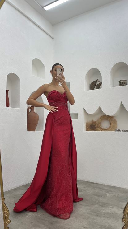 Kırmızı Göğsü Taşlı Straplez Pelerin Detay Saten Abiye Elbise