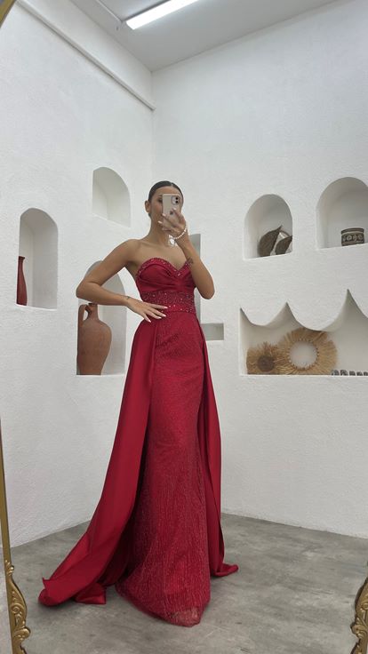Kırmızı Göğsü Taşlı Straplez Pelerin Detay Saten Abiye Elbise