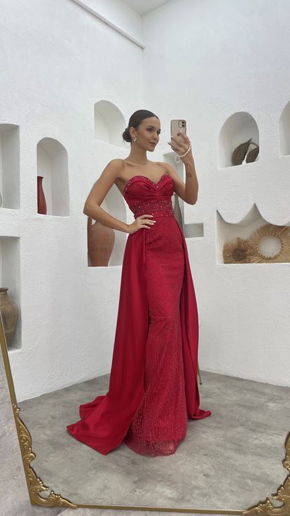 Kırmızı Göğsü Taşlı Straplez Pelerin Detay Saten Abiye Elbise