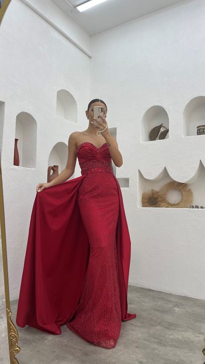 Kırmızı Göğsü Taşlı Straplez Pelerin Detay Saten Abiye Elbise