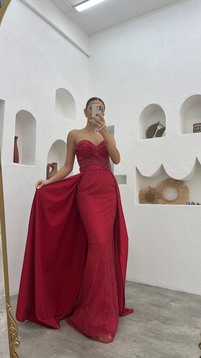 Kırmızı Göğsü Taşlı Straplez Pelerin Detay Saten Abiye Elbise