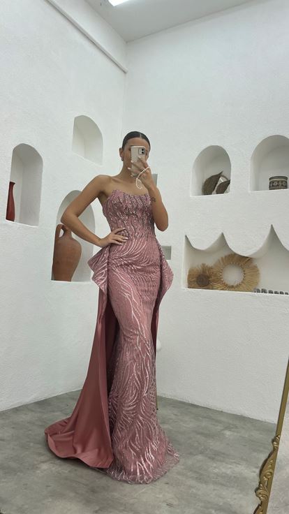 Pudra İşlemeli Desenli Straplez Saten Abiye Elbise