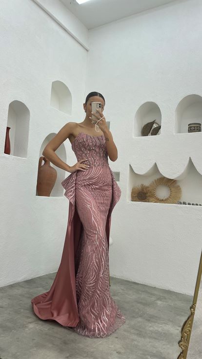 Pudra İşlemeli Desenli Straplez Saten Abiye Elbise