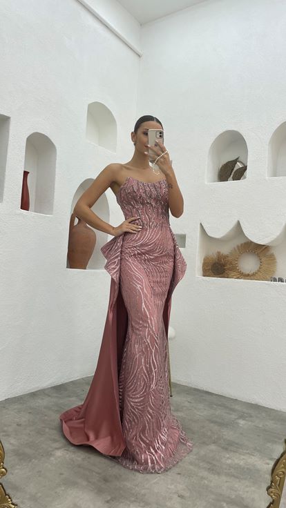 Pudra İşlemeli Desenli Straplez Saten Abiye Elbise