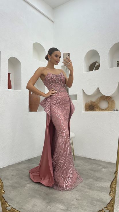 Pudra İşlemeli Desenli Straplez Saten Abiye Elbise